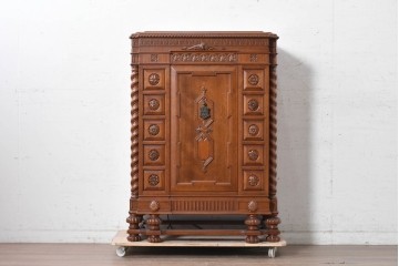 イギリスヴィンテージ　1970年から1980年頃　特注　激レア!!　リメイク品　クラシカルな装飾がふんだんにあしらわれた凝ったつくりのオーディオキャビネット　(R-090919)