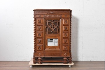 イギリスヴィンテージ　1970年から1980年頃　特注　激レア!!　リメイク品　クラシカルな装飾がふんだんにあしらわれた凝ったつくりのオーディオキャビネット　(R-090919)