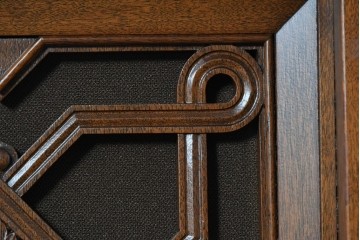 イギリスヴィンテージ　1970年から1980年頃　特注　激レア!!　リメイク品　クラシカルな装飾がふんだんにあしらわれた凝ったつくりのオーディオキャビネット　(R-090919)