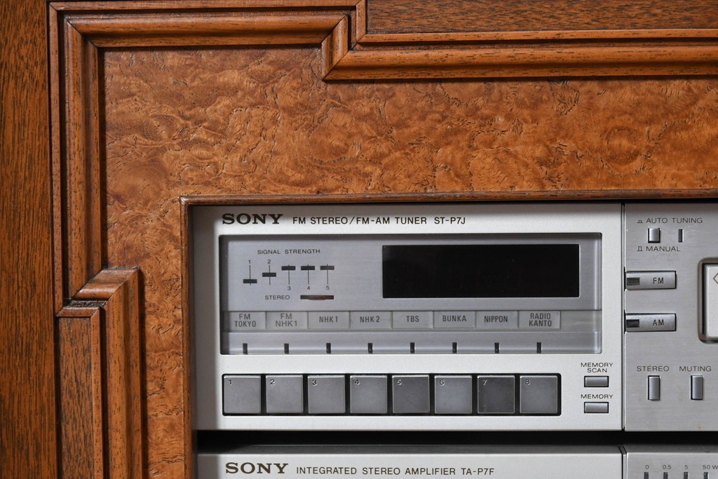 イギリスヴィンテージ　1970年から1980年頃　特注　激レア!!　リメイク品　クラシカルな装飾がふんだんにあしらわれた凝ったつくりのオーディオキャビネット　(R-090919)