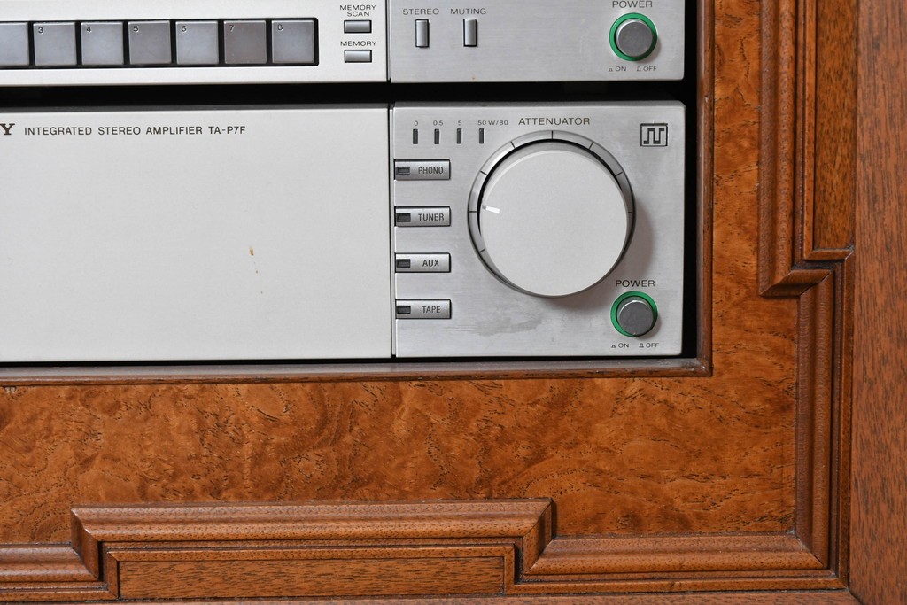 イギリスヴィンテージ　1970年から1980年頃　特注　激レア!!　リメイク品　クラシカルな装飾がふんだんにあしらわれた凝ったつくりのオーディオキャビネット　(R-090919)