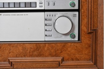 イギリスヴィンテージ　1970年から1980年頃　特注　激レア!!　リメイク品　クラシカルな装飾がふんだんにあしらわれた凝ったつくりのオーディオキャビネット　(R-090919)