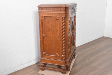 イギリスヴィンテージ　1970年から1980年頃　特注　激レア!!　リメイク品　クラシカルな装飾がふんだんにあしらわれた凝ったつくりのオーディオキャビネット　(R-090919)