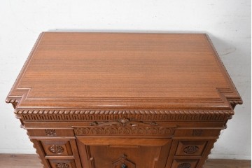 イギリスヴィンテージ　1970年から1980年頃　特注　激レア!!　リメイク品　クラシカルな装飾がふんだんにあしらわれた凝ったつくりのオーディオキャビネット　(R-090919)