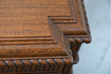 イギリスヴィンテージ　1970年から1980年頃　特注　激レア!!　リメイク品　クラシカルな装飾がふんだんにあしらわれた凝ったつくりのオーディオキャビネット　(R-090919)