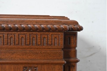 イギリスヴィンテージ　1970年から1980年頃　特注　激レア!!　リメイク品　クラシカルな装飾がふんだんにあしらわれた凝ったつくりのオーディオキャビネット　(R-090919)