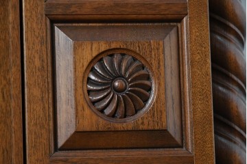 イギリスヴィンテージ　1970年から1980年頃　特注　激レア!!　リメイク品　クラシカルな装飾がふんだんにあしらわれた凝ったつくりのオーディオキャビネット　(R-090919)