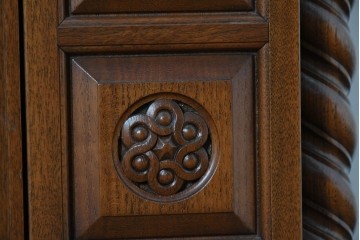 イギリスヴィンテージ　1970年から1980年頃　特注　激レア!!　リメイク品　クラシカルな装飾がふんだんにあしらわれた凝ったつくりのオーディオキャビネット　(R-090919)