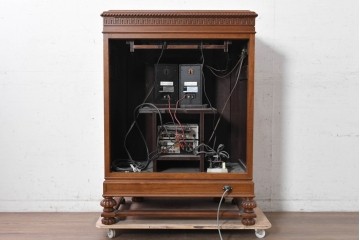 イギリスヴィンテージ　1970年から1980年頃　特注　激レア!!　リメイク品　クラシカルな装飾がふんだんにあしらわれた凝ったつくりのオーディオキャビネット　(R-090919)