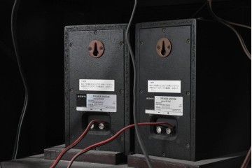 イギリスヴィンテージ　1970年から1980年頃　特注　激レア!!　リメイク品　クラシカルな装飾がふんだんにあしらわれた凝ったつくりのオーディオキャビネット　(R-090919)
