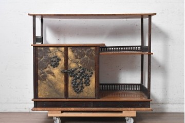 和製アンティーク　高級指物工芸家具の逸品!　漆塗り　銅板　高肉打ち出し　在銘有り　立体的な葡萄文の金工レリーフをあしらった茶棚　(R-090920)