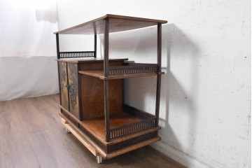 和製アンティーク　高級指物工芸家具の逸品!　漆塗り　銅板　高肉打ち出し　在銘有り　立体的な葡萄文の金工レリーフをあしらった茶棚　(R-090920)
