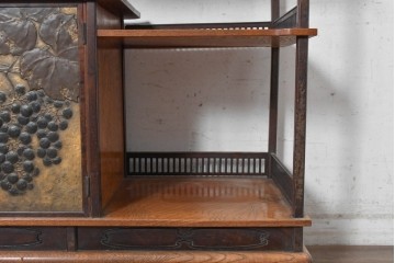 和製アンティーク　高級指物工芸家具の逸品!　漆塗り　銅板　高肉打ち出し　在銘有り　立体的な葡萄文の金工レリーフをあしらった茶棚　(R-090920)