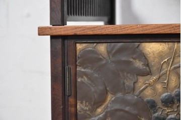 和製アンティーク　高級指物工芸家具の逸品!　漆塗り　銅板　高肉打ち出し　在銘有り　立体的な葡萄文の金工レリーフをあしらった茶棚　(R-090920)