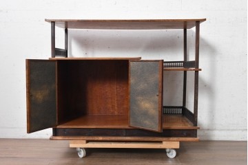 和製アンティーク　高級指物工芸家具の逸品!　漆塗り　銅板　高肉打ち出し　在銘有り　立体的な葡萄文の金工レリーフをあしらった茶棚　(R-090920)