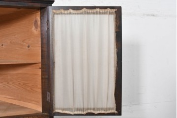 和製アンティーク　大正期から昭和初期　前面(栓材)　深みのある色合いと布張り扉が趣深いコーナーキャビネット　(R-090921)