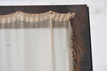 和製アンティーク　大正期から昭和初期　前面(栓材)　深みのある色合いと布張り扉が趣深いコーナーキャビネット　(R-090921)