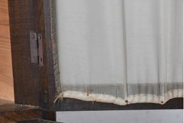 和製アンティーク　大正期から昭和初期　前面(栓材)　深みのある色合いと布張り扉が趣深いコーナーキャビネット　(R-090921)