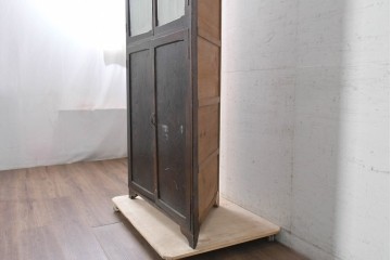 和製アンティーク　大正期から昭和初期　前面(栓材)　深みのある色合いと布張り扉が趣深いコーナーキャビネット　(R-090921)