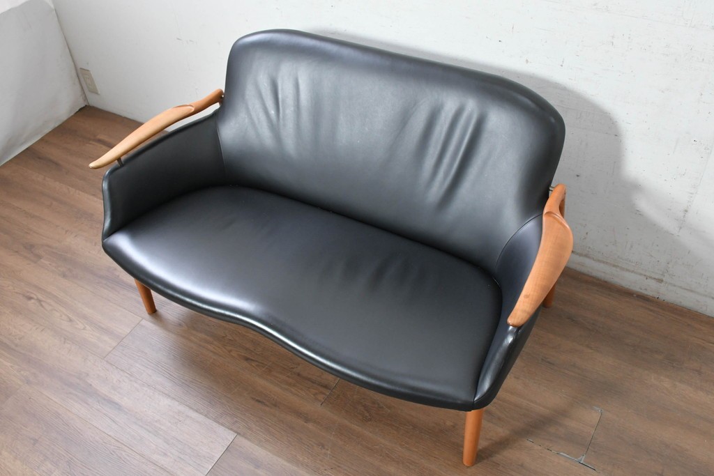 中古　美品　希少!!　絶版品　本革(レザー)　キタニ(KITANI)　Finn Juhl(フィン・ユール)デザイン　FJ-02　美しい曲線を描く2人掛けソファ　定価108万円　(R-090923)