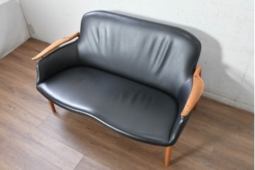 中古　美品　希少!!　絶版品　本革(レザー)　キタニ(KITANI)　Finn Juhl(フィン・ユール)デザイン　FJ-02　美しい曲線を描く2人掛けソファ　定価108万円　(R-090923)