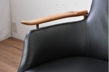 中古　美品　希少!!　絶版品　本革(レザー)　キタニ(KITANI)　Finn Juhl(フィン・ユール)デザイン　FJ-02　美しい曲線を描く2人掛けソファ　定価108万円　(R-090923)