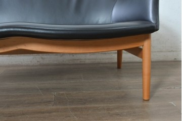中古　美品　希少!!　絶版品　本革(レザー)　キタニ(KITANI)　Finn Juhl(フィン・ユール)デザイン　FJ-02　美しい曲線を描く2人掛けソファ　定価108万円　(R-090923)