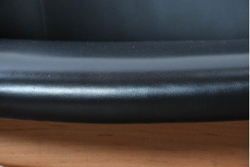 中古　美品　希少!!　絶版品　本革(レザー)　キタニ(KITANI)　Finn Juhl(フィン・ユール)デザイン　FJ-02　美しい曲線を描く2人掛けソファ　定価108万円　(R-090923)