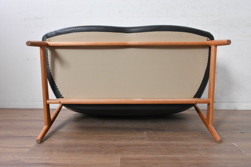 中古　美品　希少!!　絶版品　本革(レザー)　キタニ(KITANI)　Finn Juhl(フィン・ユール)デザイン　FJ-02　美しい曲線を描く2人掛けソファ　定価108万円　(R-090923)