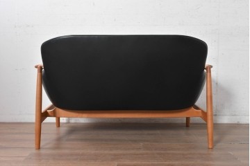 中古　美品　希少!!　絶版品　本革(レザー)　キタニ(KITANI)　Finn Juhl(フィン・ユール)デザイン　FJ-02　美しい曲線を描く2人掛けソファ　定価108万円　(R-090923)