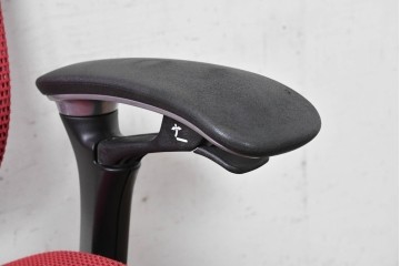 中古　okamura(オカムラ)　Contessa(コンテッサ)　ハンガー付き　鮮やかなレッドが映えるオフィスチェア　定価約34万円　(R-090925)