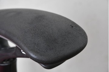 中古　okamura(オカムラ)　Contessa(コンテッサ)　ハンガー付き　鮮やかなレッドが映えるオフィスチェア　定価約34万円　(R-090925)
