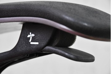 中古　okamura(オカムラ)　Contessa(コンテッサ)　ハンガー付き　鮮やかなレッドが映えるオフィスチェア　定価約34万円　(R-090925)