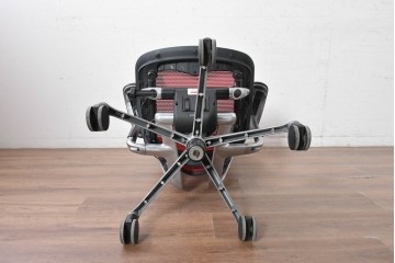 中古　okamura(オカムラ)　Contessa(コンテッサ)　ハンガー付き　鮮やかなレッドが映えるオフィスチェア　定価約34万円　(R-090925)
