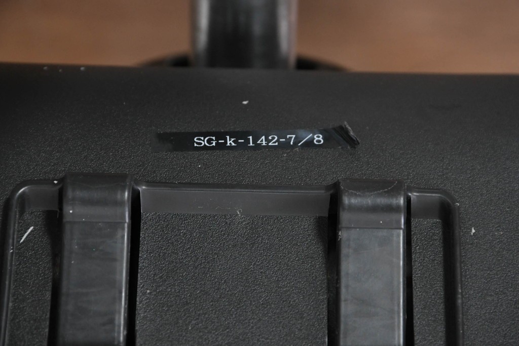 中古　okamura(オカムラ)　Contessa(コンテッサ)　ハンガー付き　鮮やかなレッドが映えるオフィスチェア　定価約34万円　(R-090925)