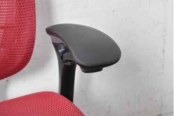 中古　okamura(オカムラ)　Contessa(コンテッサ)　鮮やかなレッドが映えるオフィスチェア　定価約31万円　(R-090926)