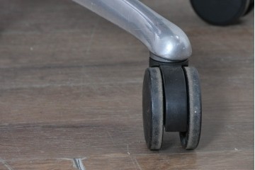 中古　okamura(オカムラ)　Contessa(コンテッサ)　鮮やかなレッドが映えるオフィスチェア　定価約31万円　(R-090926)