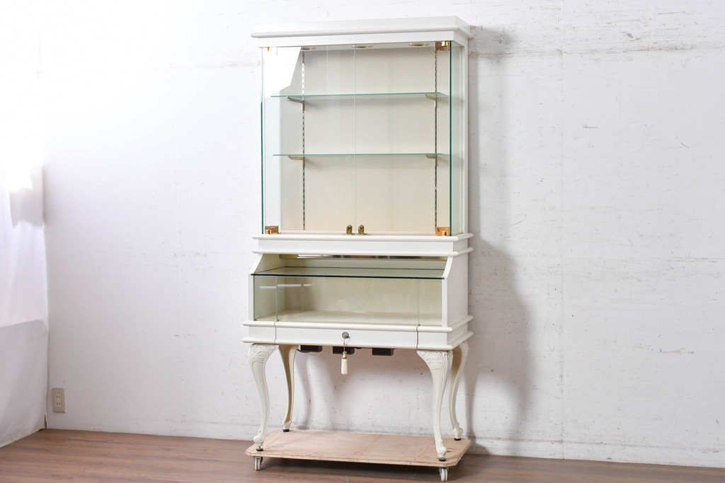 中古　特注品　白いフレームと猫脚が上品な照明付きガラスキャビネット　(R-090932)