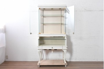 中古　特注品　白いフレームと猫脚が上品な照明付きガラスキャビネット　(R-090932)