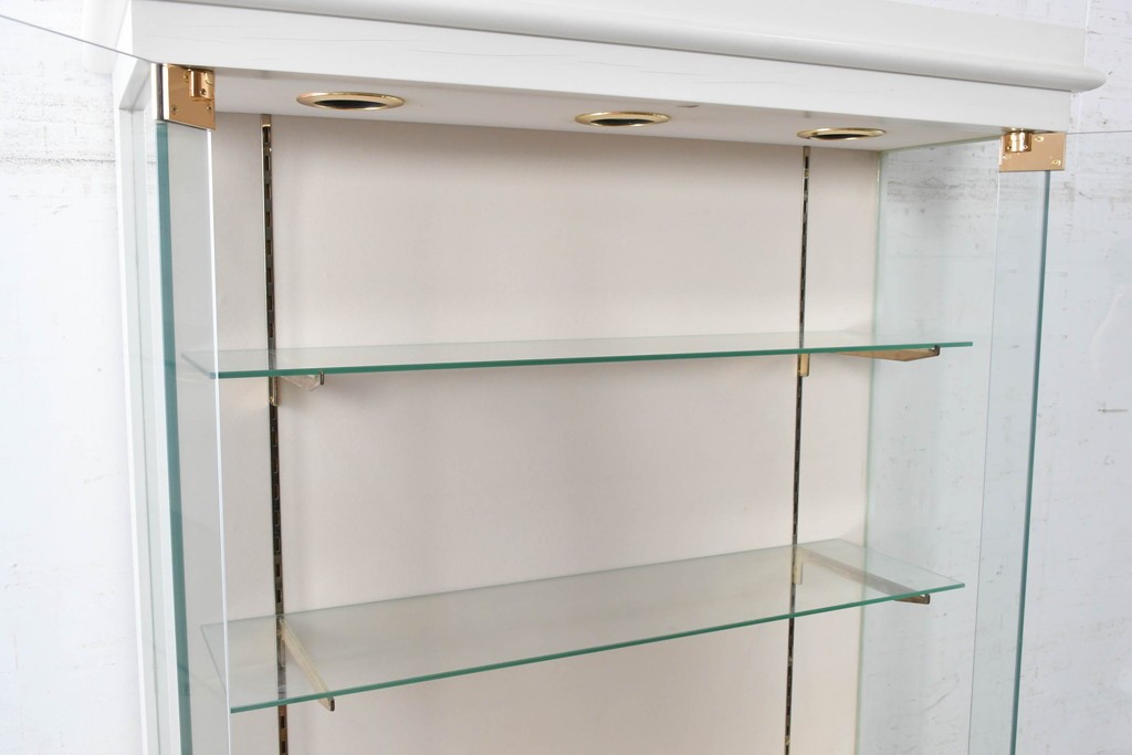 中古　特注品　白いフレームと猫脚が上品な照明付きガラスキャビネット　(R-090932)