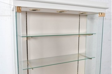 中古　特注品　白いフレームと猫脚が上品な照明付きガラスキャビネット　(R-090932)