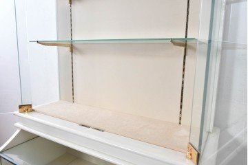 中古　特注品　白いフレームと猫脚が上品な照明付きガラスキャビネット　(R-090932)