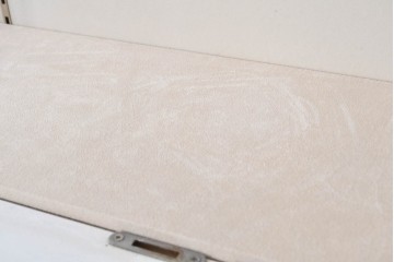 中古　特注品　白いフレームと猫脚が上品な照明付きガラスキャビネット　(R-090932)