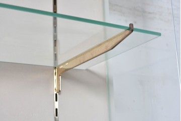 中古　特注品　白いフレームと猫脚が上品な照明付きガラスキャビネット　(R-090932)