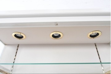 中古　特注品　白いフレームと猫脚が上品な照明付きガラスキャビネット　(R-090932)