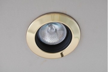 中古　特注品　白いフレームと猫脚が上品な照明付きガラスキャビネット　(R-090932)