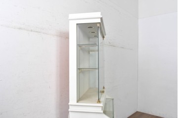 中古　特注品　白いフレームと猫脚が上品な照明付きガラスキャビネット　(R-090932)