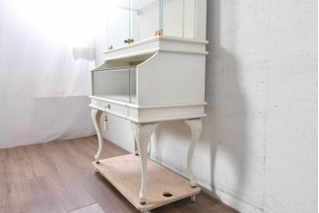 中古　特注品　白いフレームと猫脚が上品な照明付きガラスキャビネット　(R-090932)