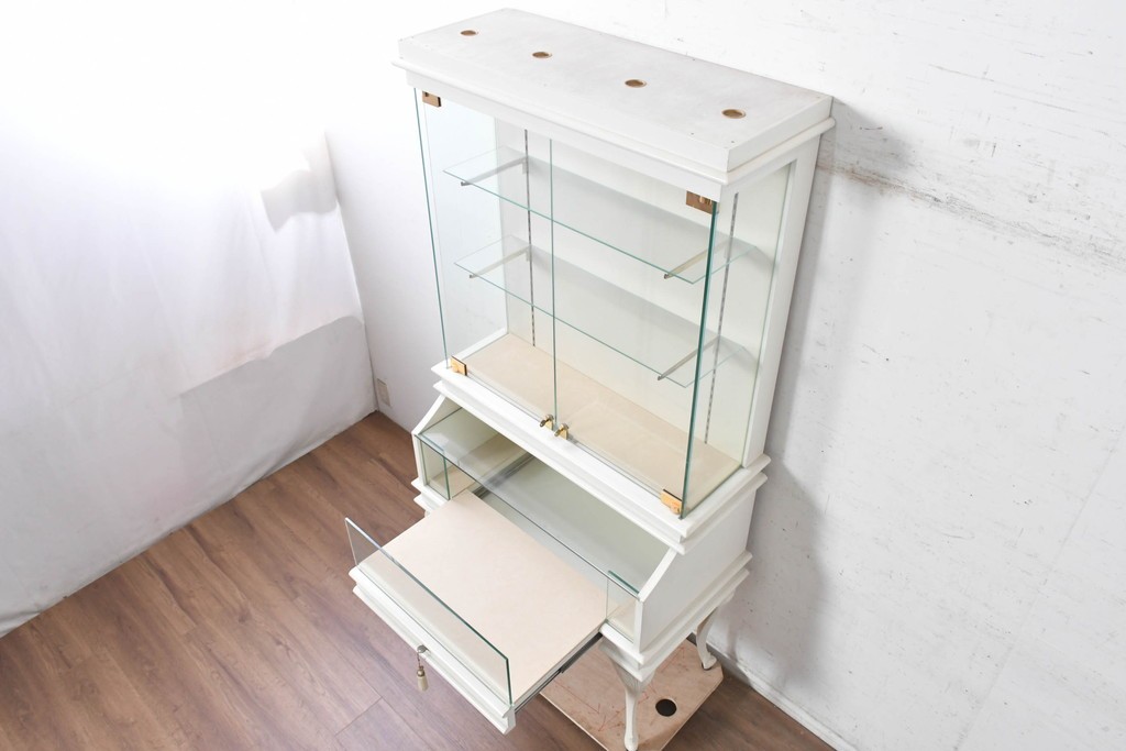 中古　特注品　白いフレームと猫脚が上品な照明付きガラスキャビネット　(R-090932)