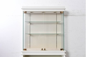 中古　特注品　白いフレームと猫脚が上品な照明付きガラスキャビネット　(R-090932)